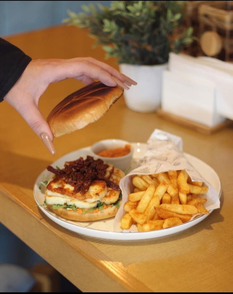 Burger cu cartofi prăjiți condimentați și sos