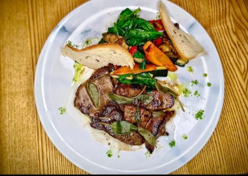 Carne cu salvie, legume sotate și pâine prăjită