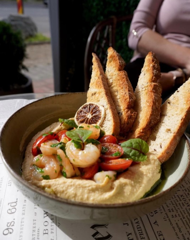 Humus cu creveți, roșii cherry și pâine prăjită