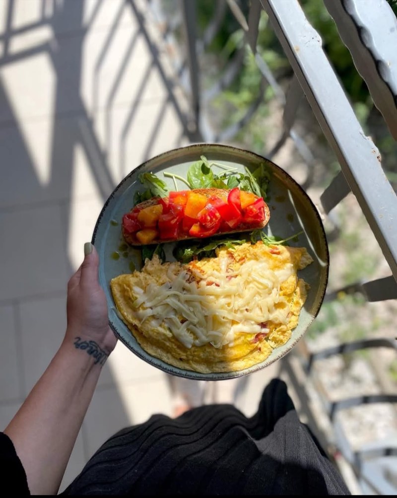 Omletă cu cașcaval și bruschetă cu roșii