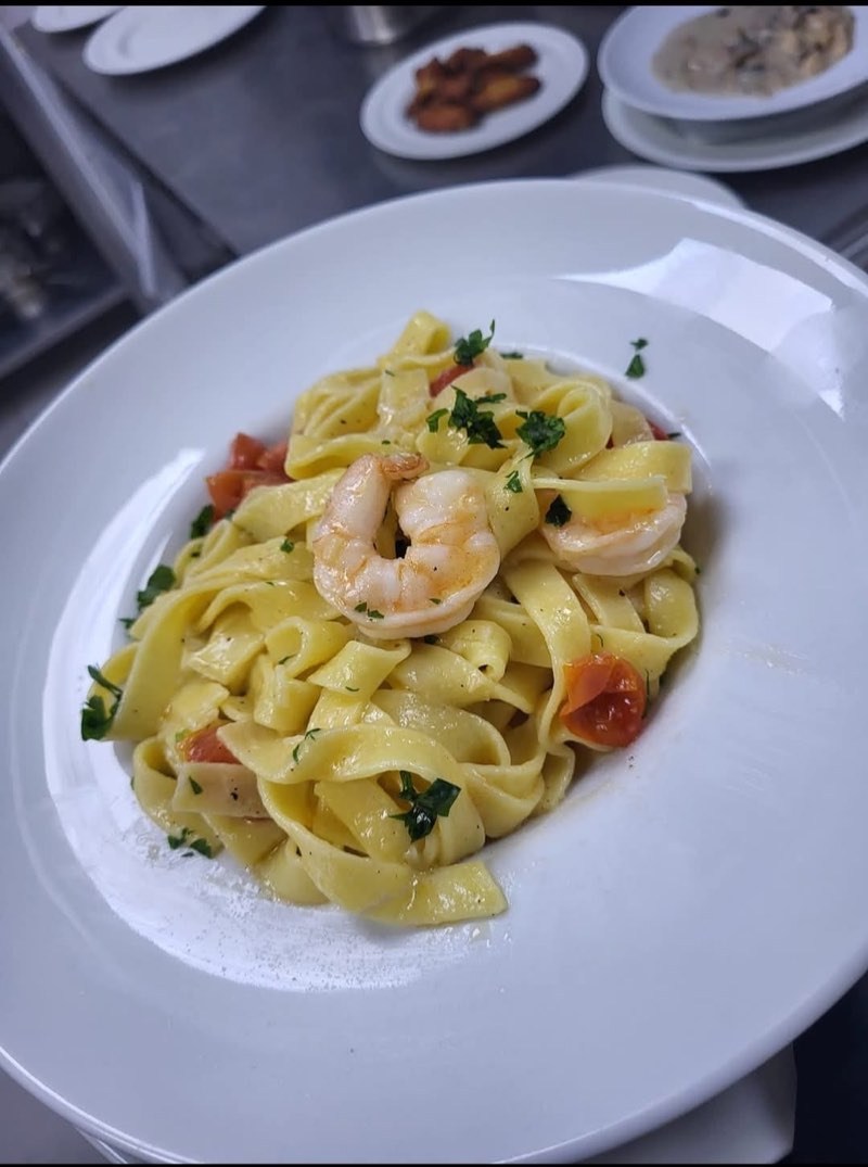 Tagliatelle cu creveți, roșii cherry și pătrunjel