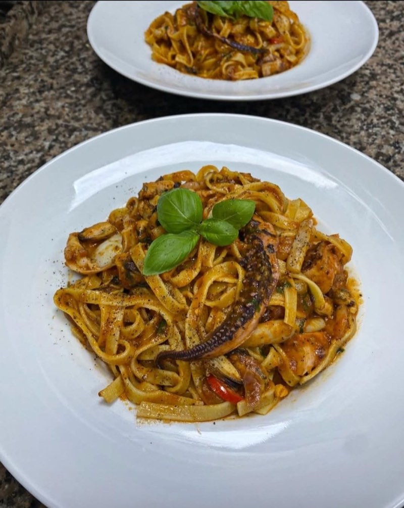 Tagliatelle cu fructe de mare și busuioc