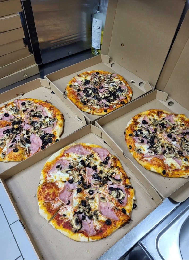 Pizze cu șuncă, ciuperci și măsline
