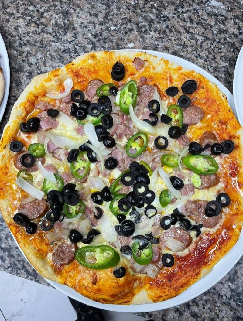 Pizza cu salam, măsline și ardei iute