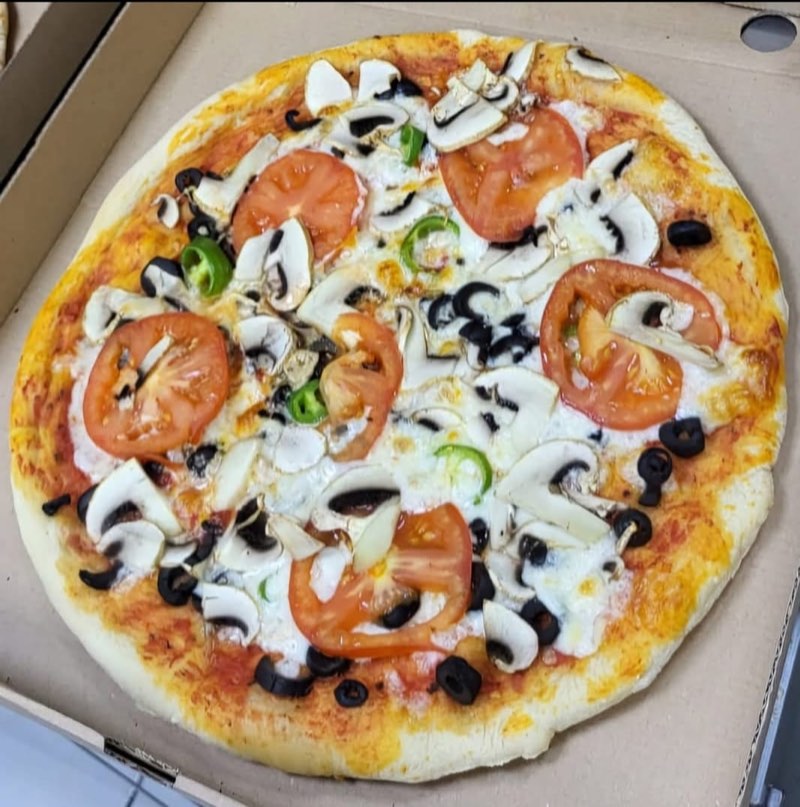 Pizza vegetariană cu roșii, ciuperci și măsline