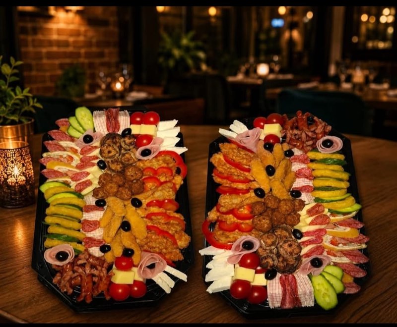 Două platouri de aperitive pe o masă din restaurant