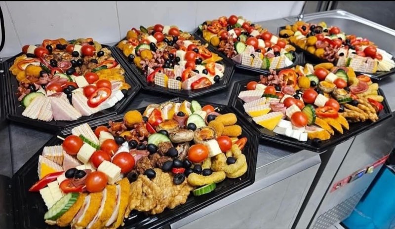 Platouri cu aperitive pregătite în bucătăria CREMA
