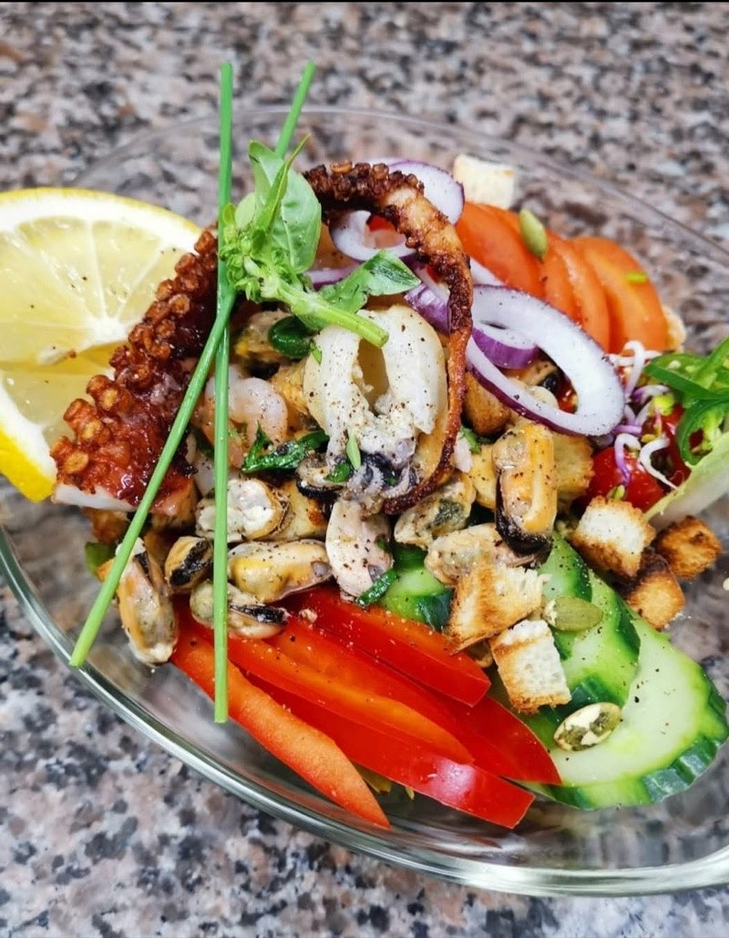 Salată cu fructe de mare și legume proaspete