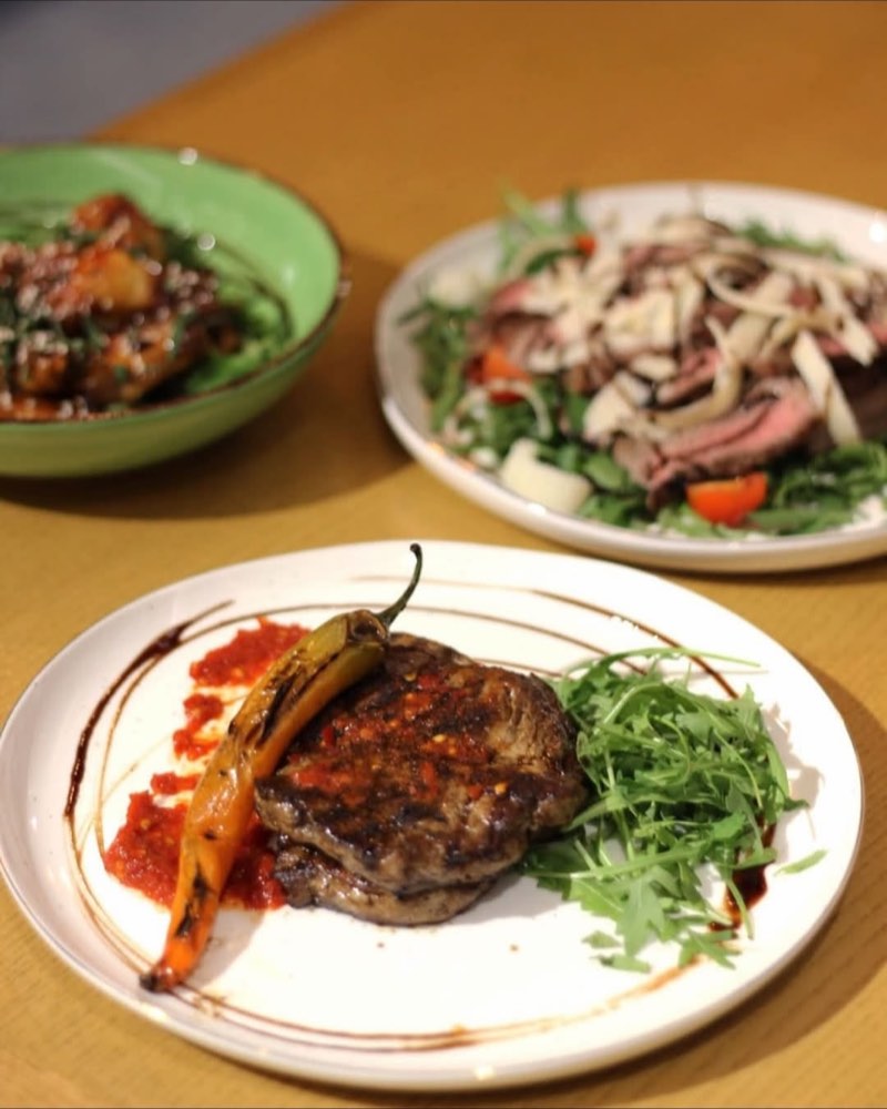 Steak la grătar cu ardei iute copt și rucola
