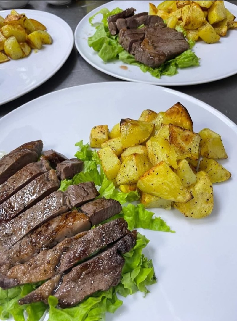 Steak de vită feliat cu cartofi la cuptor