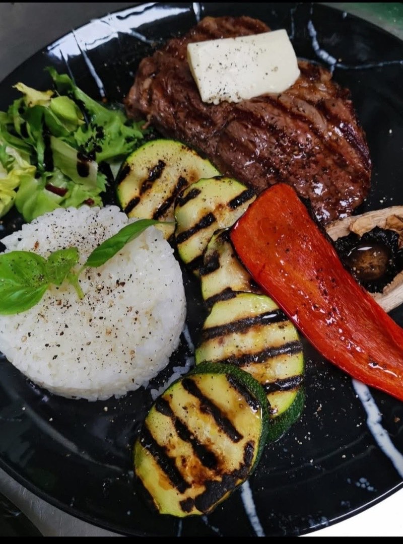 Steak de vită cu unt, dovlecel la grătar, ardei copt și orez