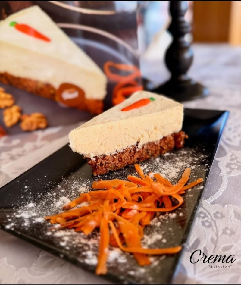 Felie de tort cu morcovi și nucă, cu fâșii de morcov